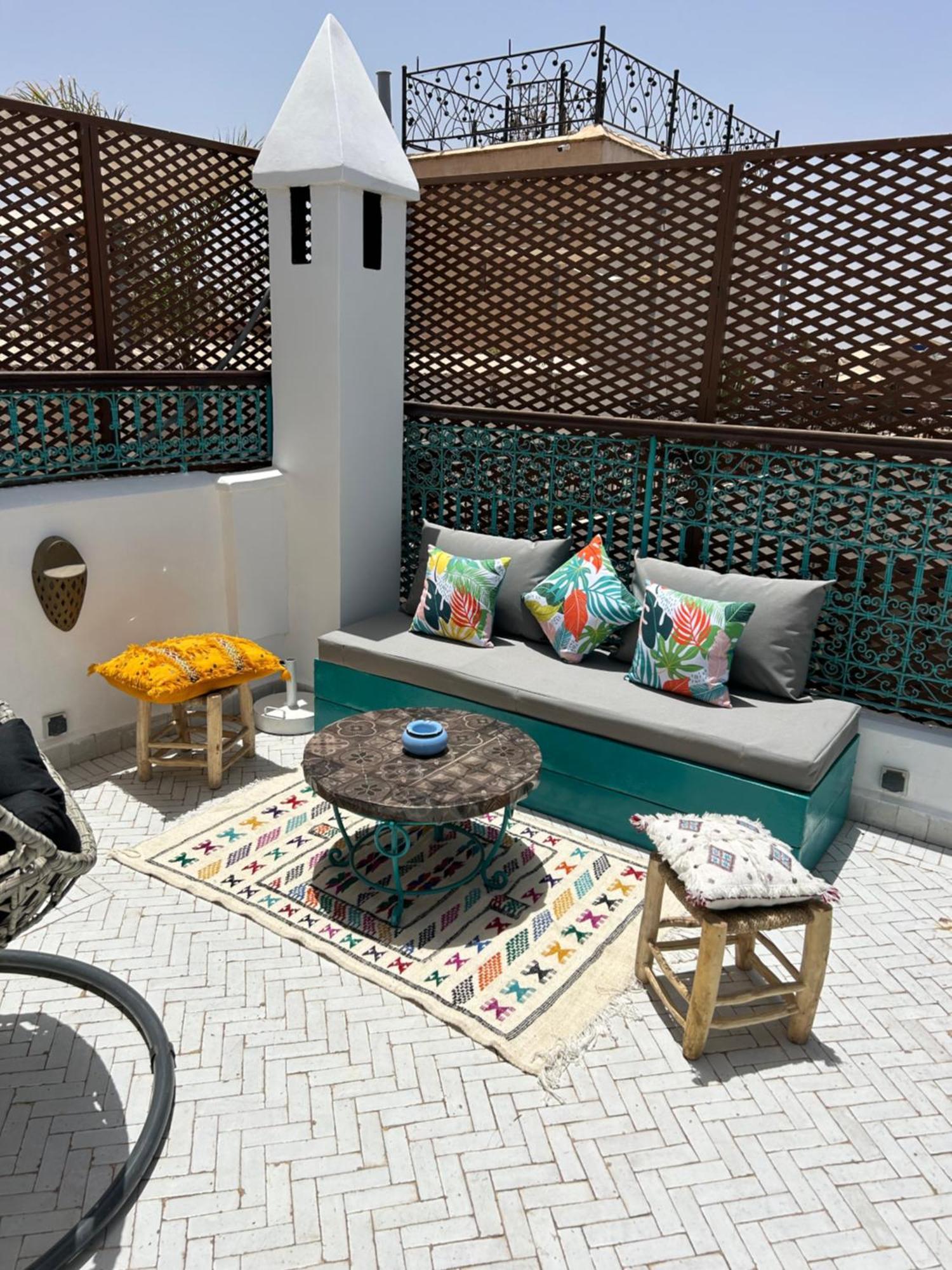 Riad Amazing Amazigh Avec Jacuzzi Petit Dejeuner Compris Avec Aussi Chambres Familiales Pres De La Place Jemaa El Fna Marrakesh Exterior foto