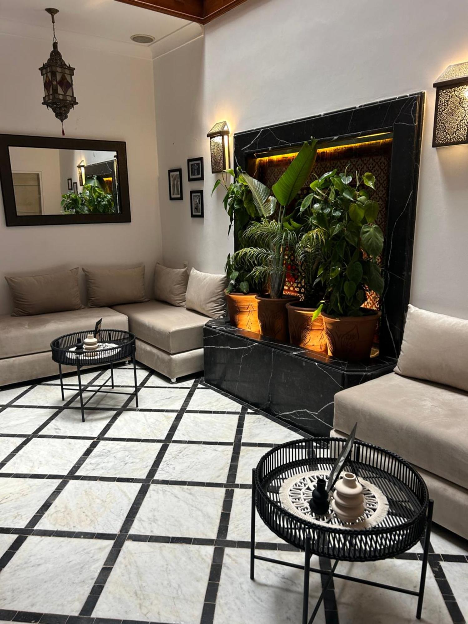 Riad Amazing Amazigh Avec Jacuzzi Petit Dejeuner Compris Avec Aussi Chambres Familiales Pres De La Place Jemaa El Fna Marrakesh Exterior foto