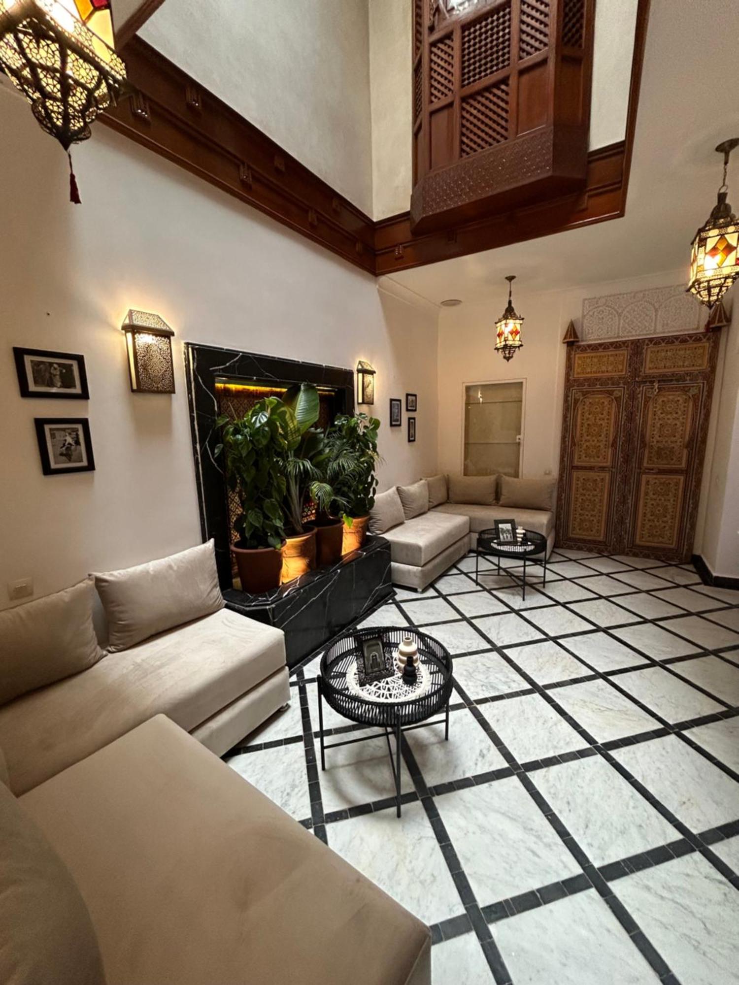 Riad Amazing Amazigh Avec Jacuzzi Petit Dejeuner Compris Avec Aussi Chambres Familiales Pres De La Place Jemaa El Fna Marrakesh Exterior foto