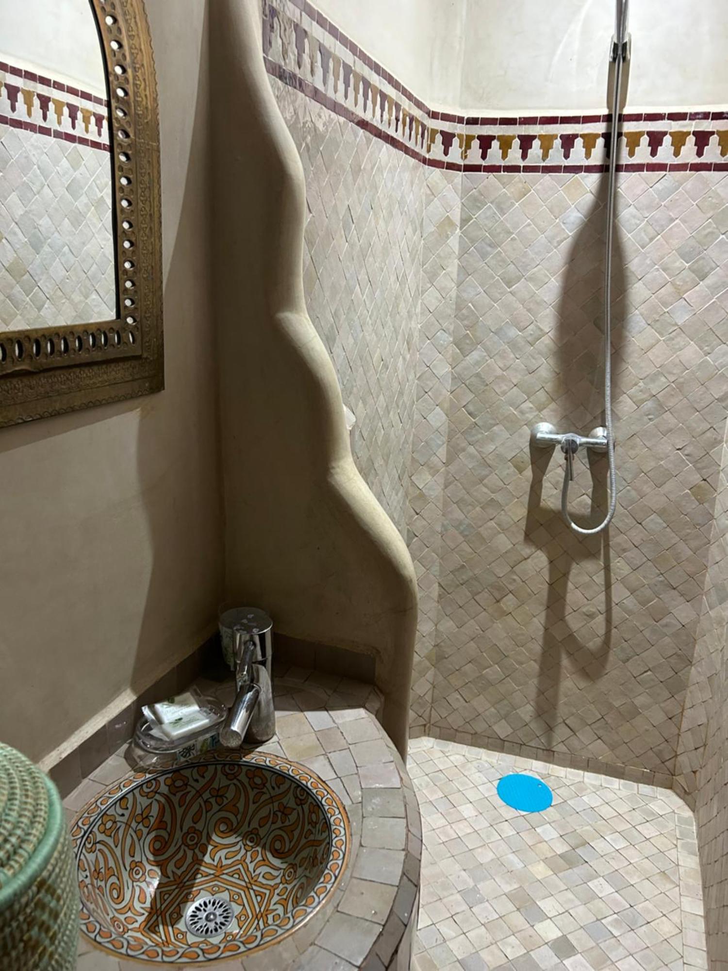 Riad Amazing Amazigh Avec Jacuzzi Petit Dejeuner Compris Avec Aussi Chambres Familiales Pres De La Place Jemaa El Fna Marrakesh Exterior foto