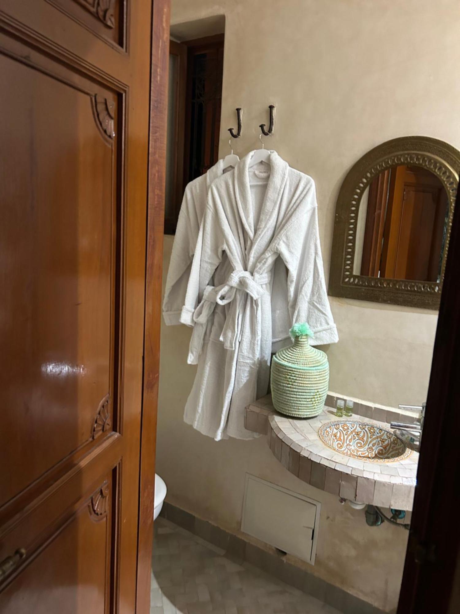 Riad Amazing Amazigh Avec Jacuzzi Petit Dejeuner Compris Avec Aussi Chambres Familiales Pres De La Place Jemaa El Fna Marrakesh Exterior foto