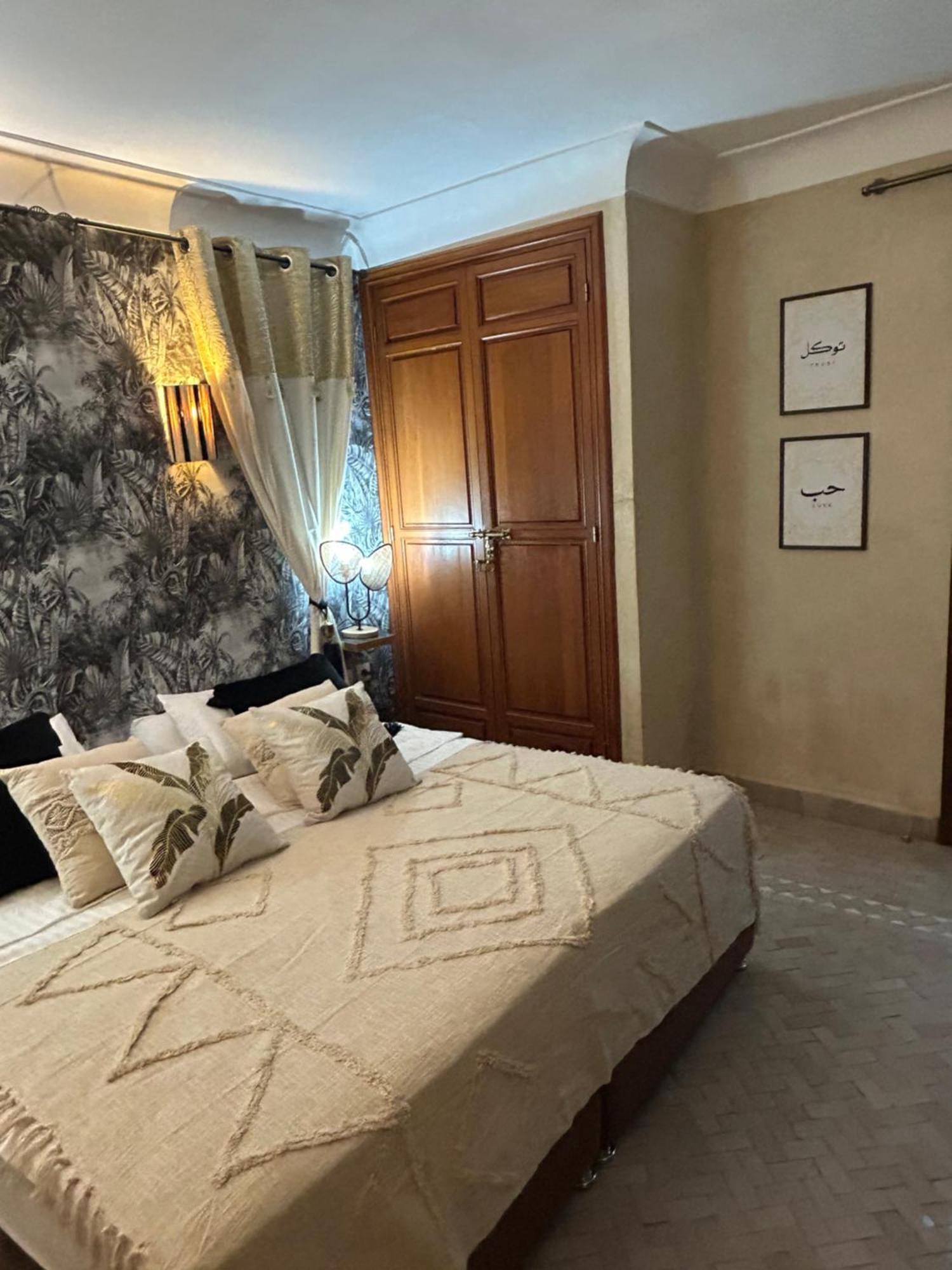 Riad Amazing Amazigh Avec Jacuzzi Petit Dejeuner Compris Avec Aussi Chambres Familiales Pres De La Place Jemaa El Fna Marrakesh Exterior foto