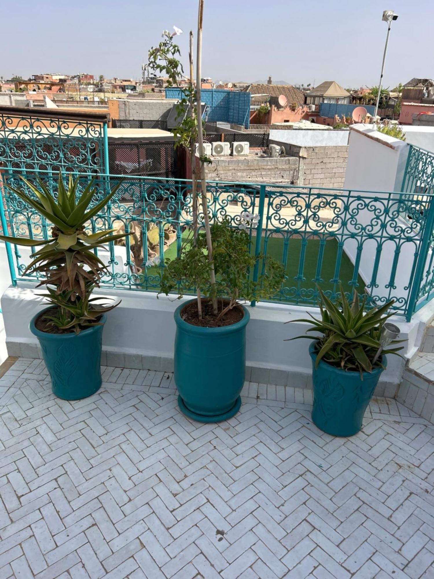 Riad Amazing Amazigh Avec Jacuzzi Petit Dejeuner Compris Avec Aussi Chambres Familiales Pres De La Place Jemaa El Fna Marrakesh Exterior foto