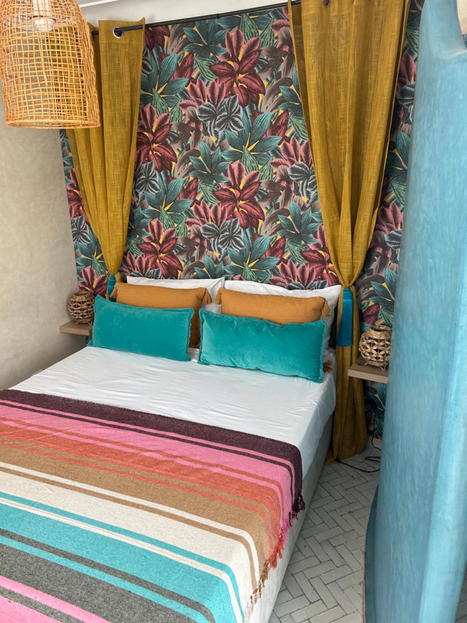 Riad Amazing Amazigh Avec Jacuzzi Petit Dejeuner Compris Avec Aussi Chambres Familiales Pres De La Place Jemaa El Fna Marrakesh Exterior foto
